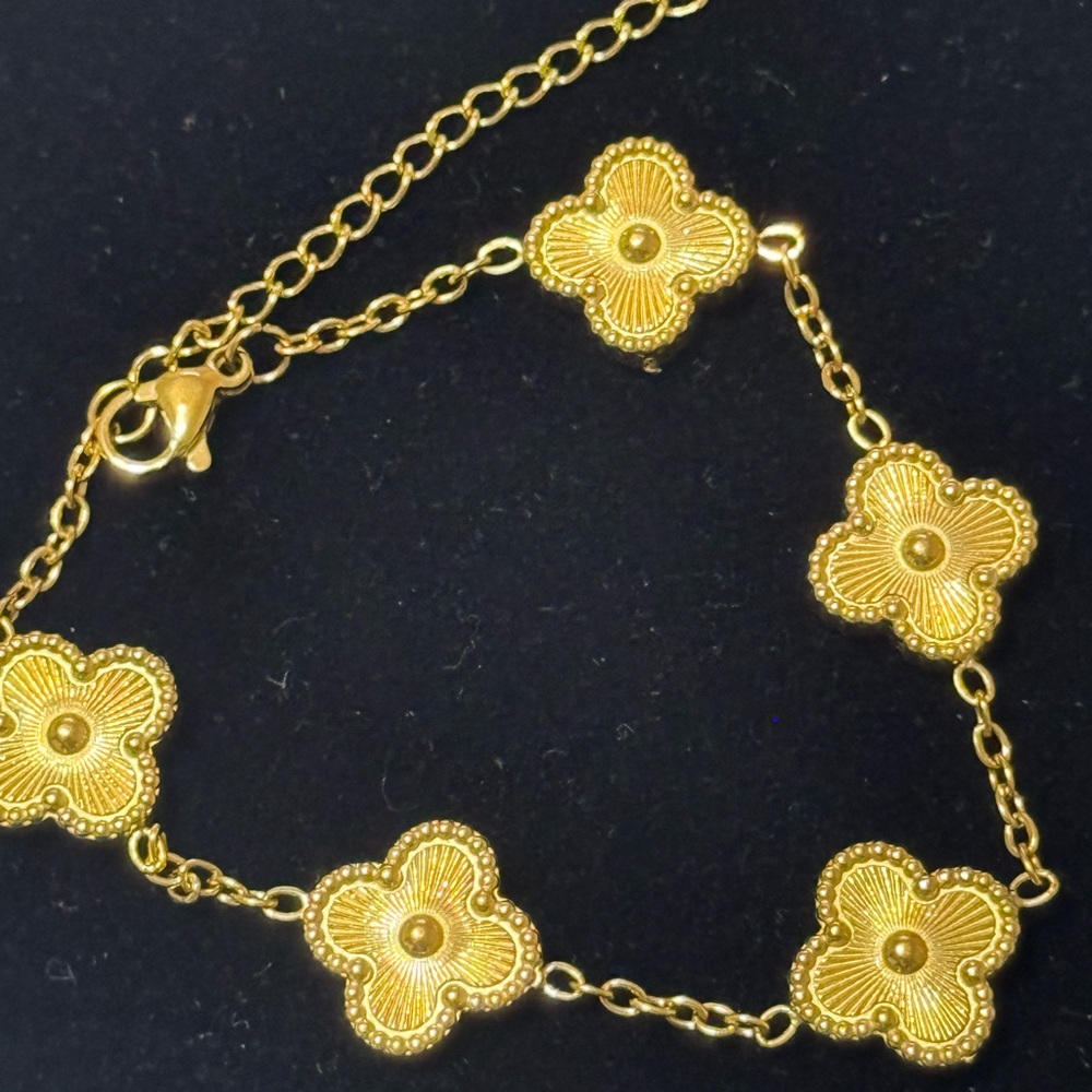 Gold Floral Clover Link Bracelet - Women's plated in 18K Gold Bracelet